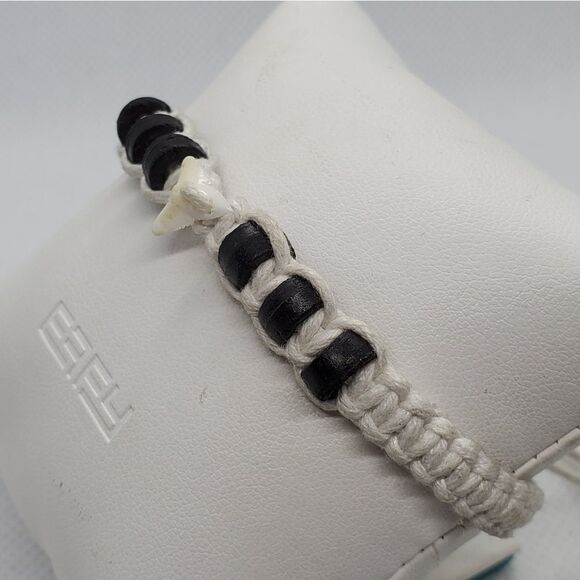 White & Black Shark's Tooth Bracelet - Picture 3 of 4